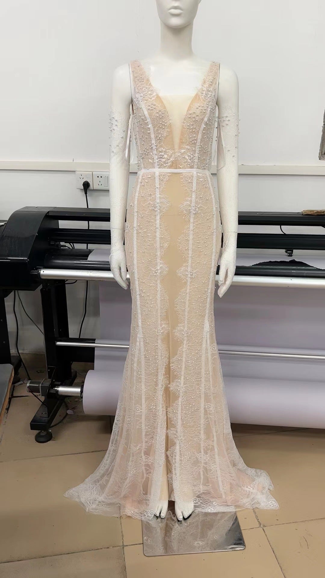 Sleeveless Maxi Dress with Lace Detailing for Special Occasions Evening Wear