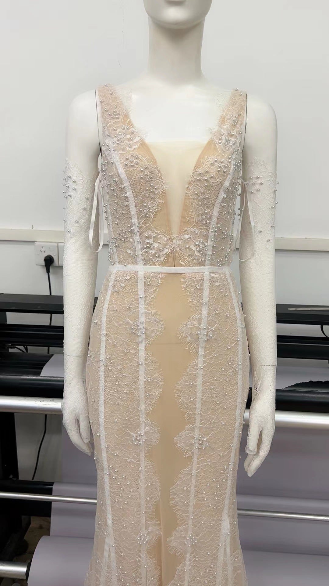 Sleeveless Maxi Dress with Lace Detailing for Special Occasions Evening Wear