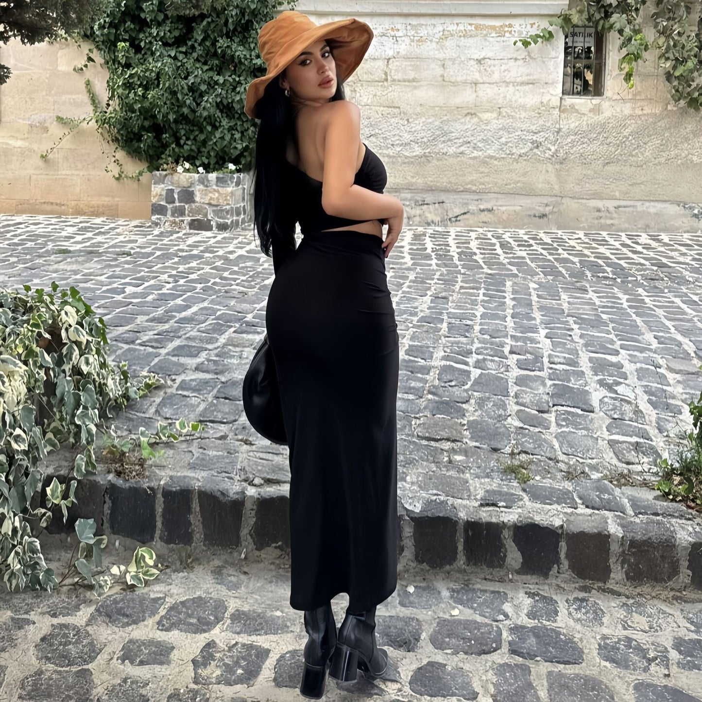 Solid Color Maxi Dress with Cutout Detailing for a Sophisticated Evening Look