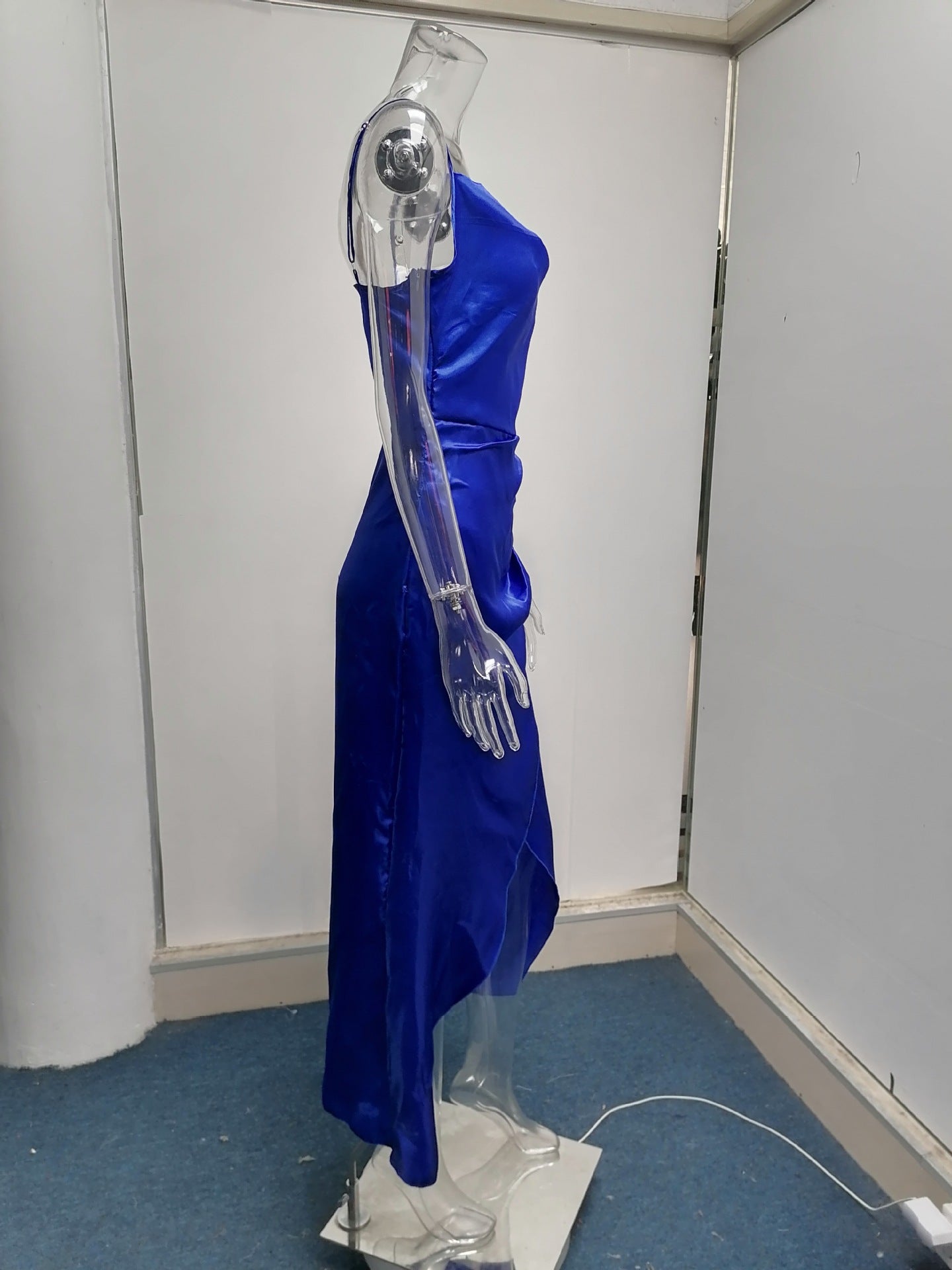 Slinky Satin Maxi Dress with Cowl Neckline and Backless Design for Elegant Evenings