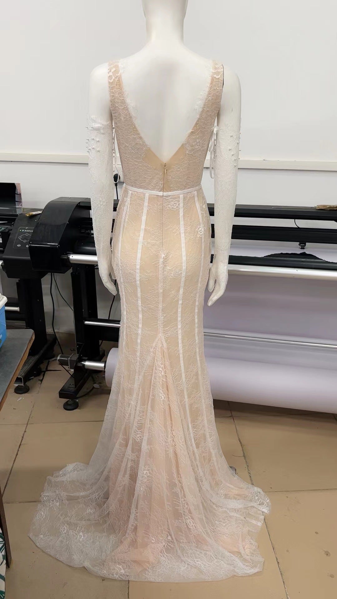 Sleeveless Maxi Dress with Lace Detailing for Special Occasions Evening Wear
